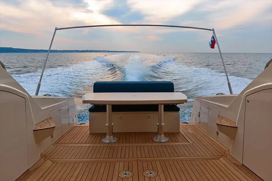 The cockpit table with the wake astern