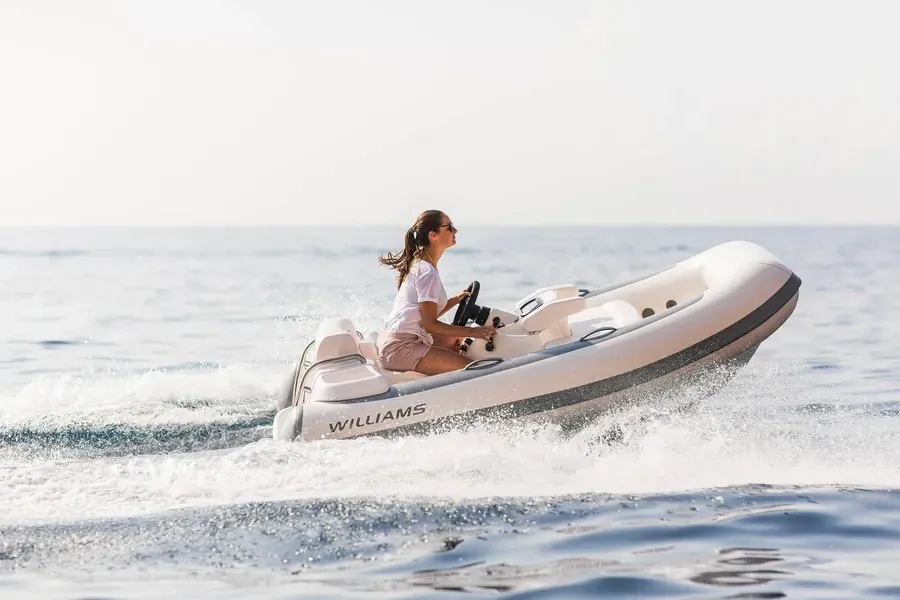 The Williams TurboJet 285 under way